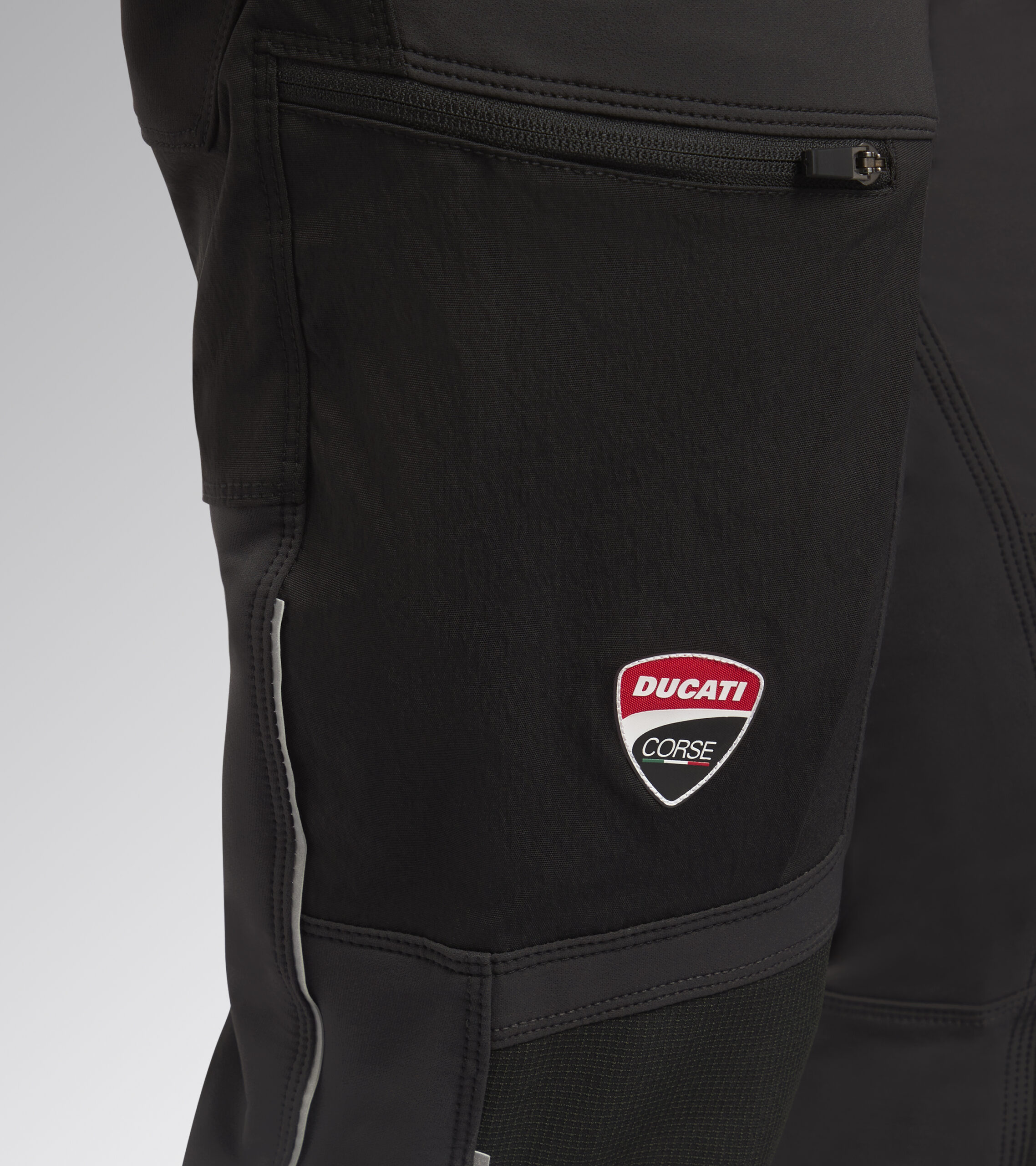 1818071 DIADORA HLAČE MOTOR CARGO DUCATI L