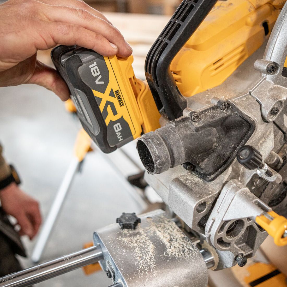 782 DEWALT DCS782N AKU PILA S REMENICAMA 305mm