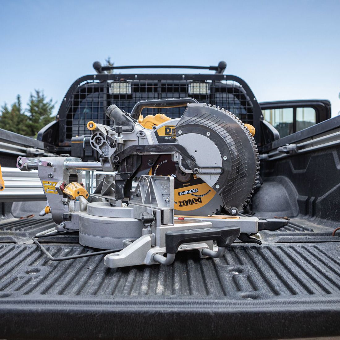 782 DEWALT DCS782N AKU PILA S REMENICAMA 305mm