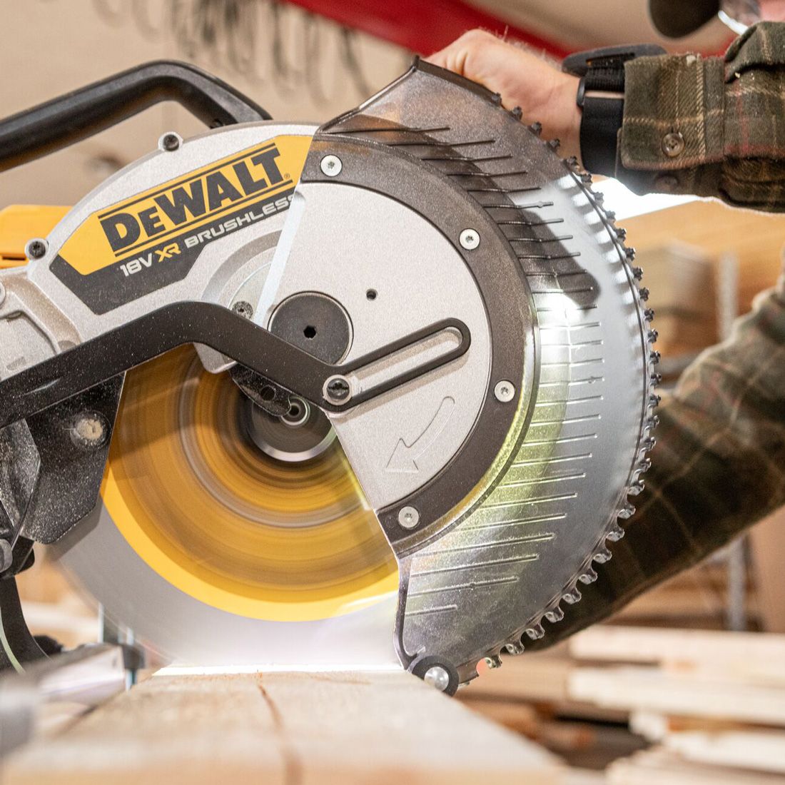 782 DEWALT DCS782N AKU PILA S REMENICAMA 305mm